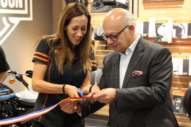 La directora de Harley-Davidson, Marta Suriñach, i el president de Pyrénées, Patrick Pérez, en la inauguració del concessionari aquest dimecres.